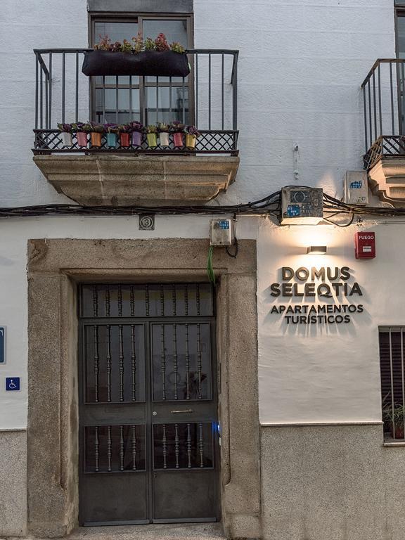 Apartamentos Turísticos Domus Seleqtia Plaza Mayor Caces Exterior foto